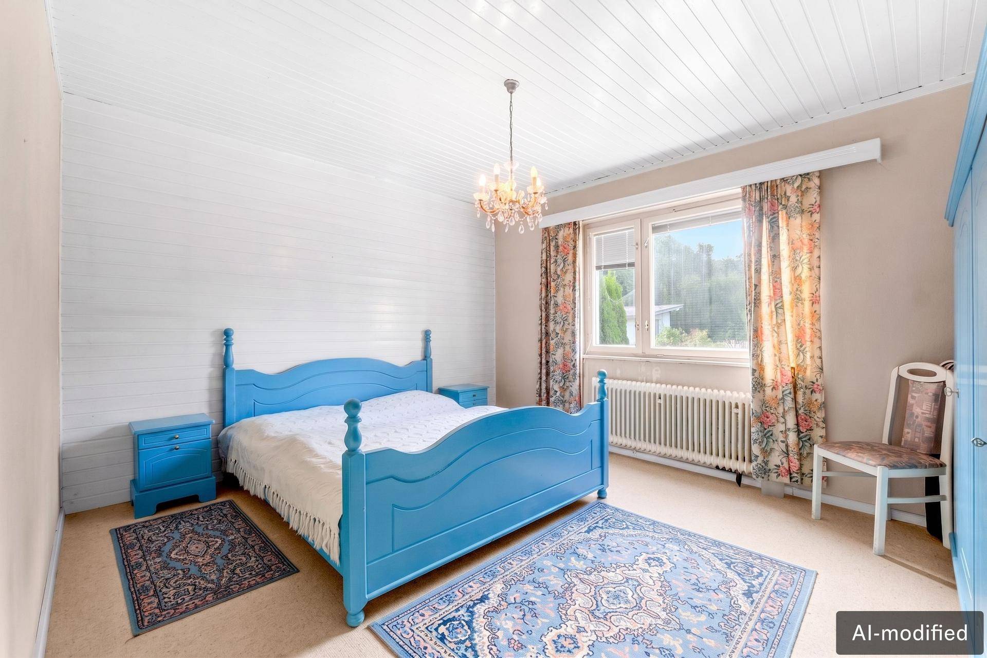 Schlafzimmer mit blauem Himmelbett, Teppichboden und Holzdecke.
