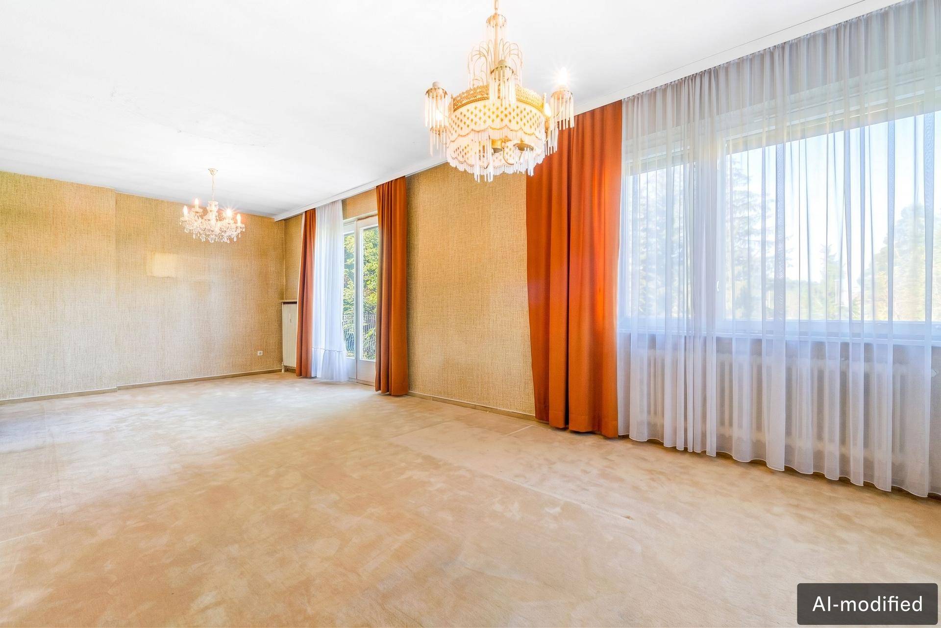 Geräumiges Wohnzimmer mit Teppichboden, großen Fenstern und zwei Kronleuchtern.