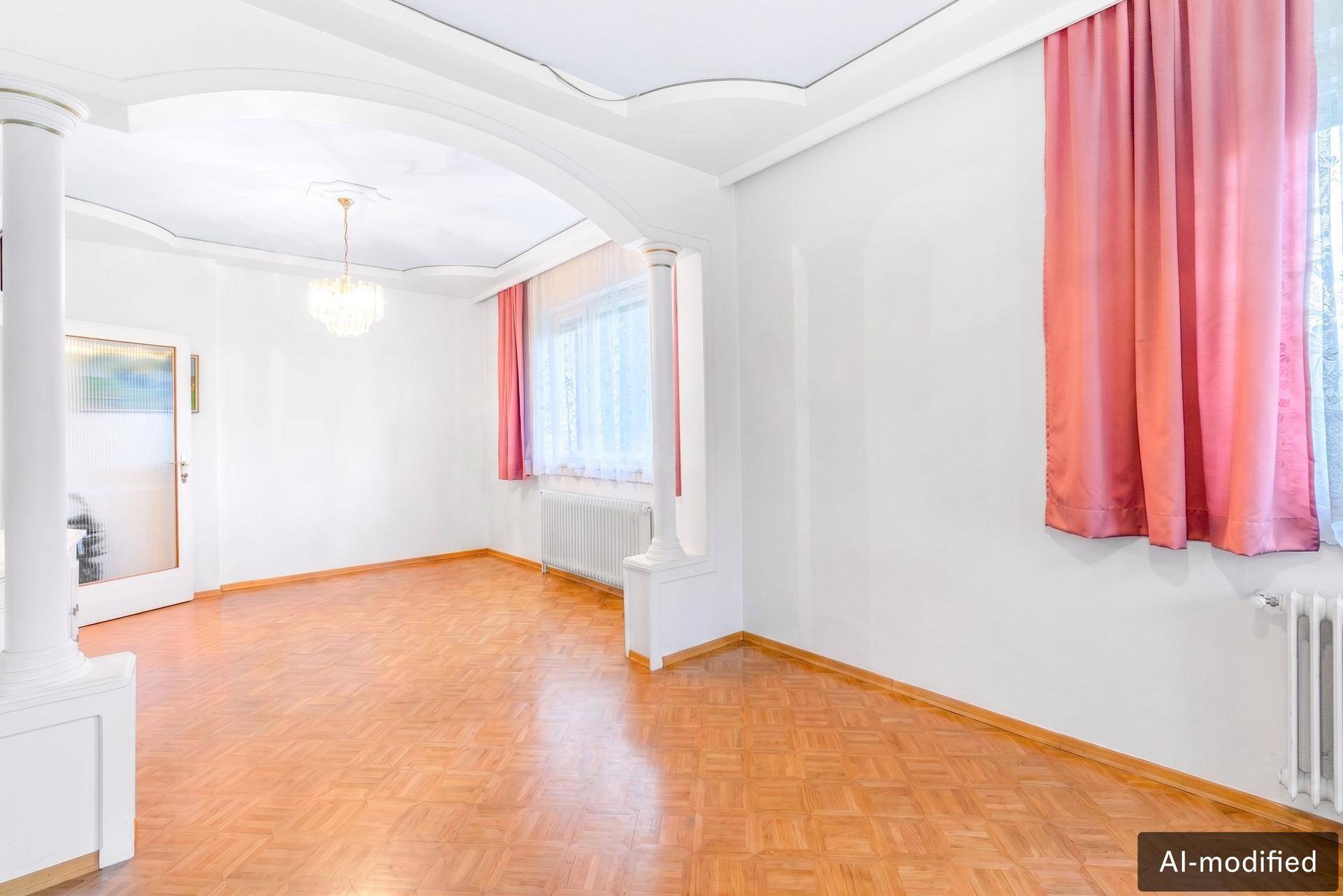 Helles Wohnzimmer mit Fischgrätparkett, hohen Decken und dekorativen Säulen.
