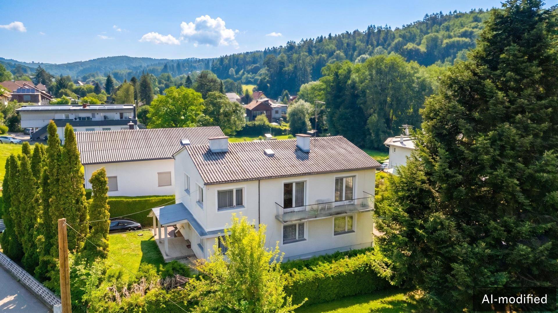 Ansicht des Hauses von hinten mit kleinem Balkon und gepflegtem Gartenbereich.