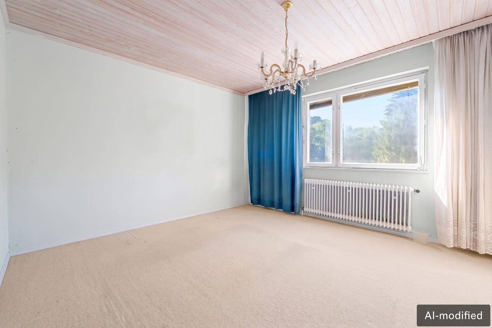 Schlafzimmer mit Teppichboden, Holzdecke und einem großen Fenster mit Blick ins Grüne.