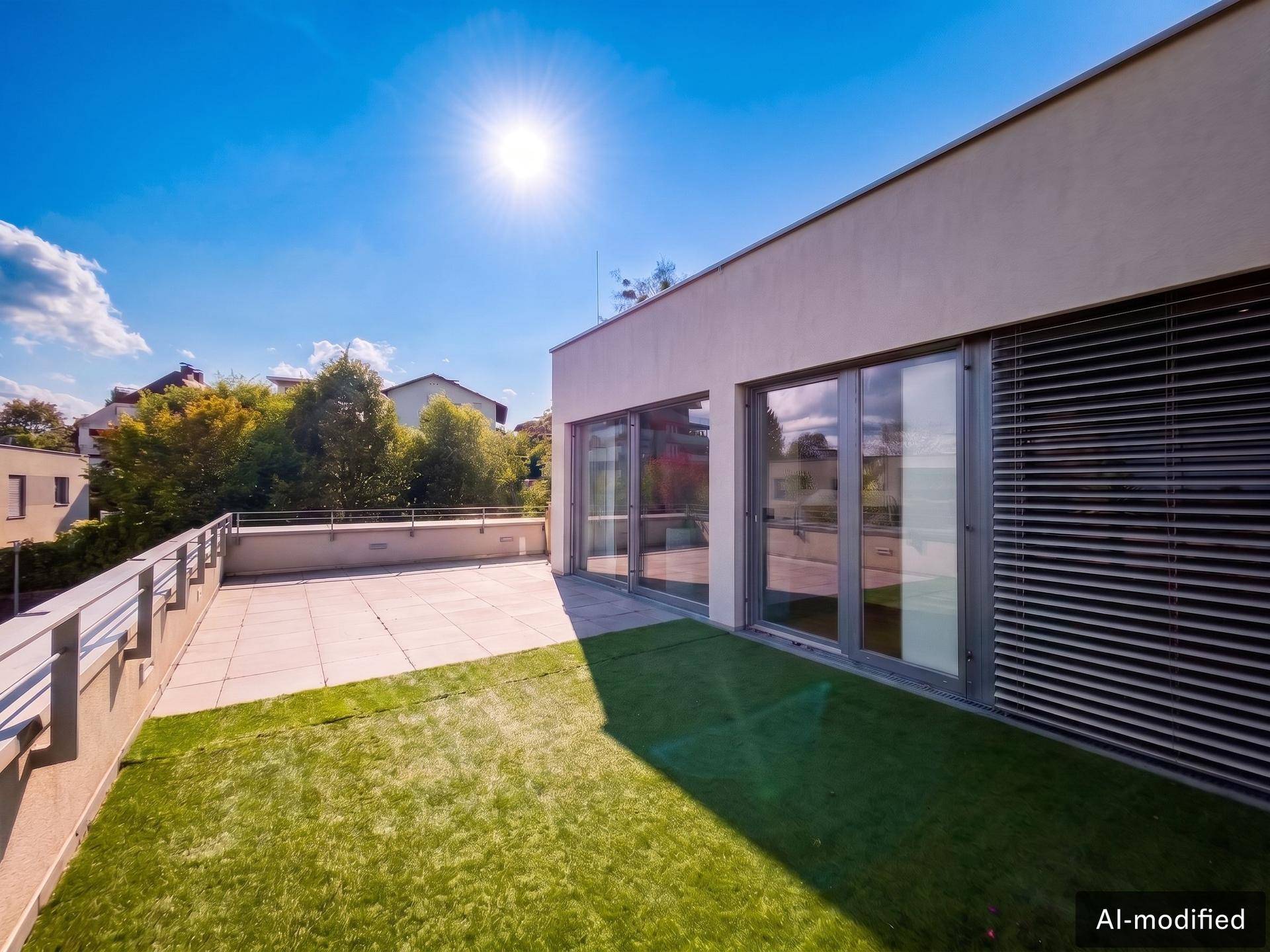 Helle Dachterrasse mit Kunstrasen, Fliesen und viel Sonnenlicht.