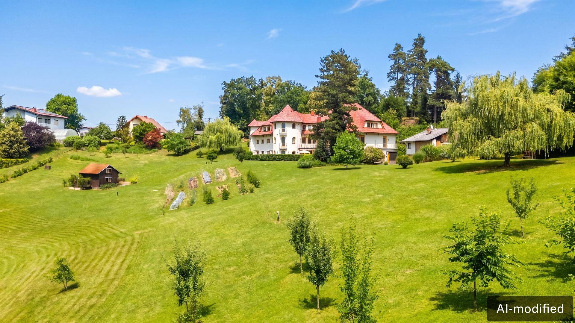 Weitläufiges Anwesen mit großer Villa, umgeben von grünen Hügeln und ländlicher Idylle.