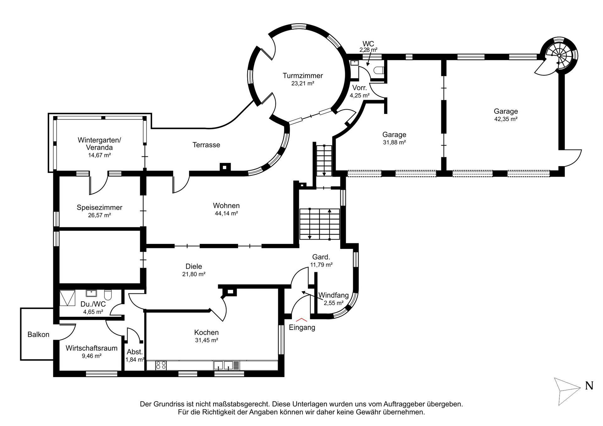 Grundriss des Erdgeschosses mit Wohnbereich, Küche, Wintergarten und Garagen.