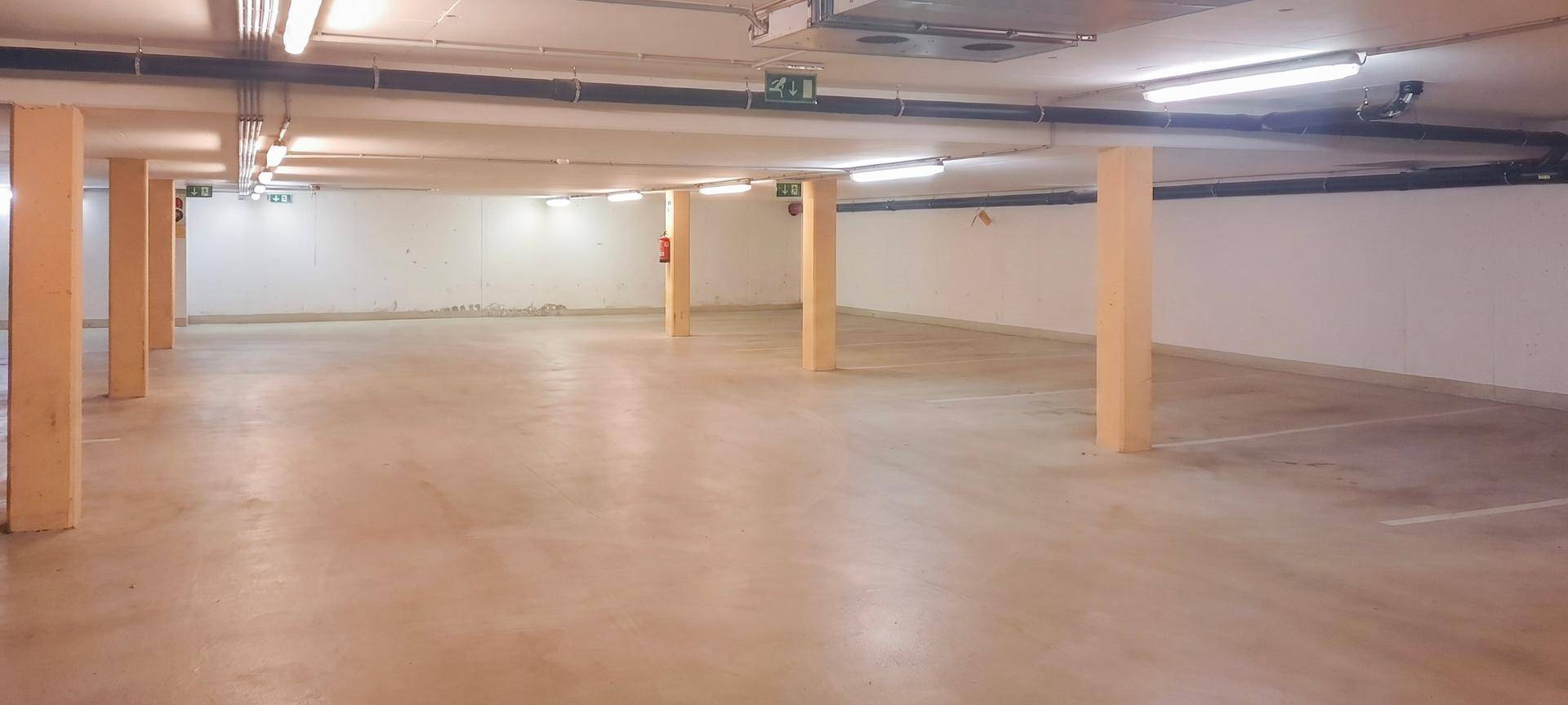 Geräumige Tiefgarage mit vielen Stellplätzen und guter Beleuchtung.