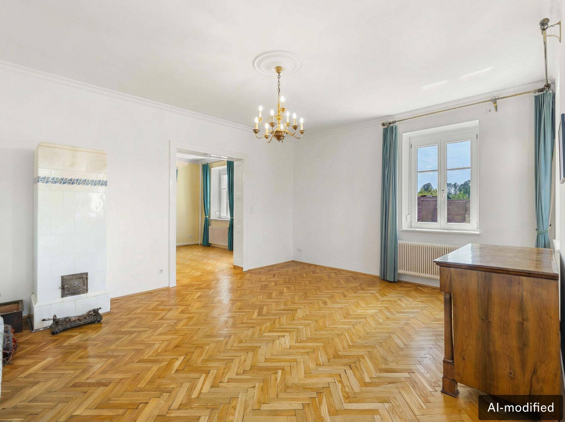 Klassisches Wohnzimmer mit Fischgrätparkett, Kachelofen und Kronleuchter, verbunden mit einem weiteren Raum.