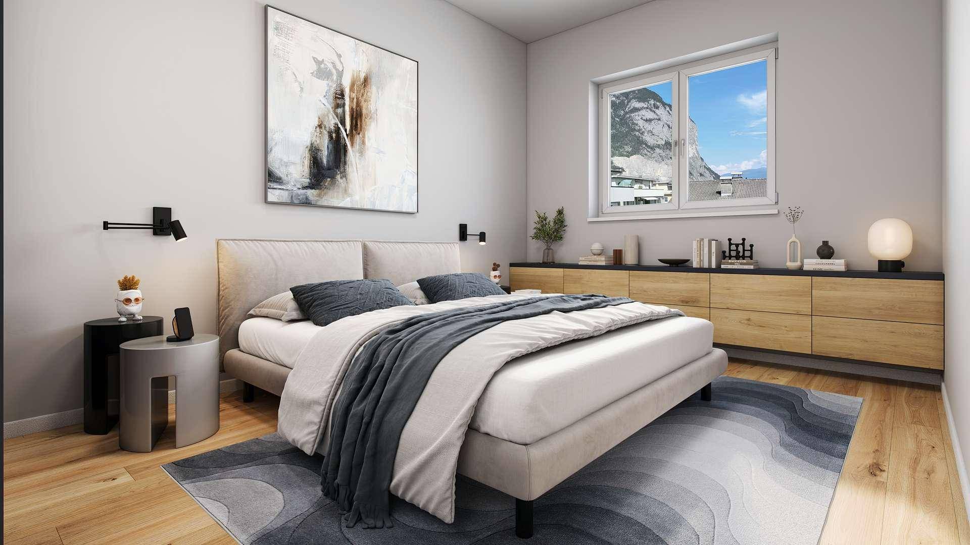 Modernes Schlafzimmer mit großem Bett, Holzboden und Fenster mit Blick auf die Berge.