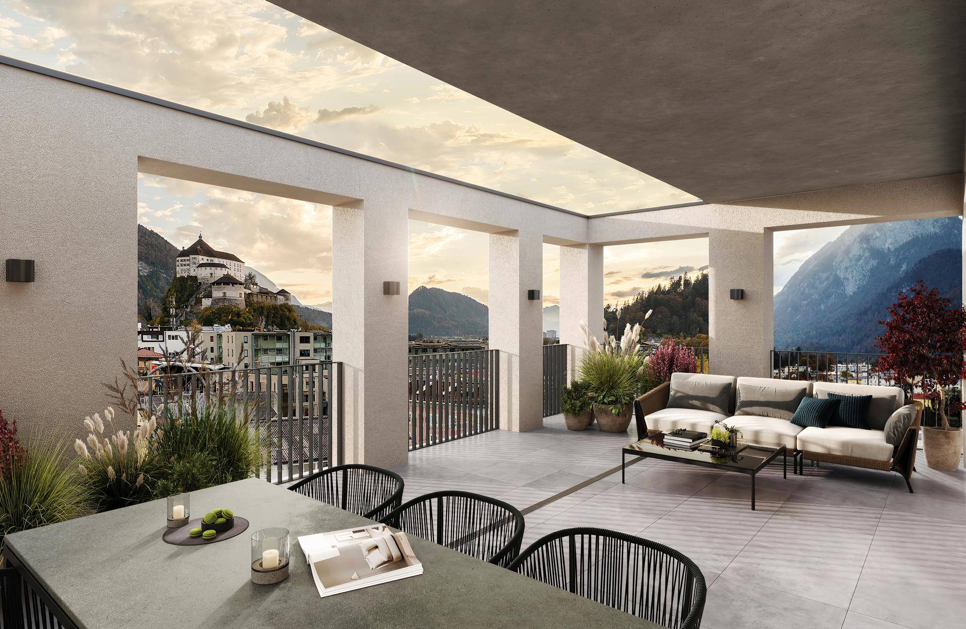 Geräumige Terrasse mit Ess- und Loungebereich, umgeben von einer beeindruckenden Berglandschaft.