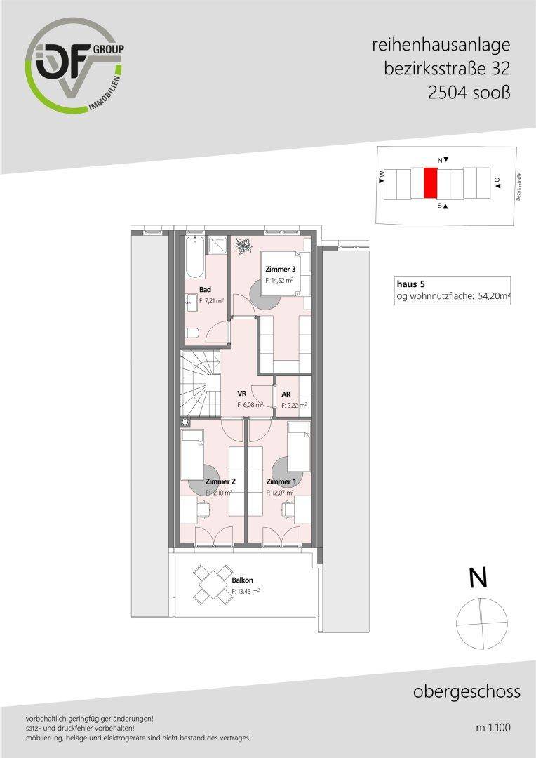 Grundriss des Obergeschosses mit drei Schlafzimmern, einem Badezimmer und einem Balkon.