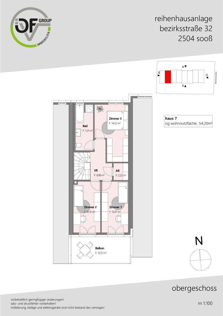 Grundriss des Obergeschosses von Haus 7 mit drei Schlafzimmern, Bad und Balkon.
