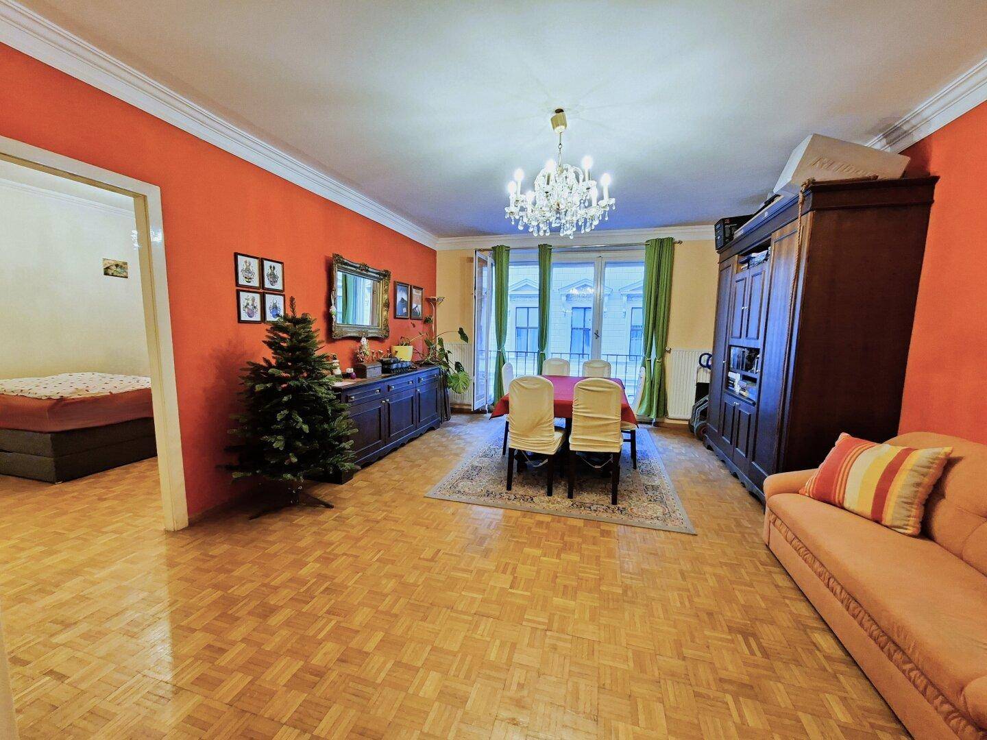 Wohnzimmer mit angrenzenden Zimmer