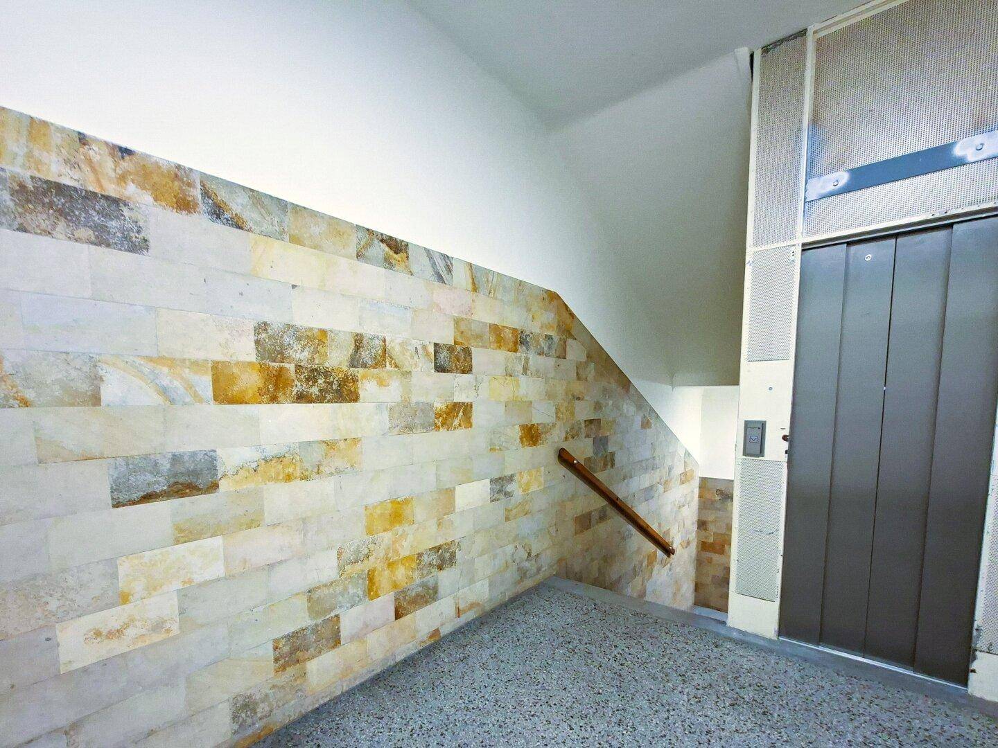 Stiegenhaus mit Lift