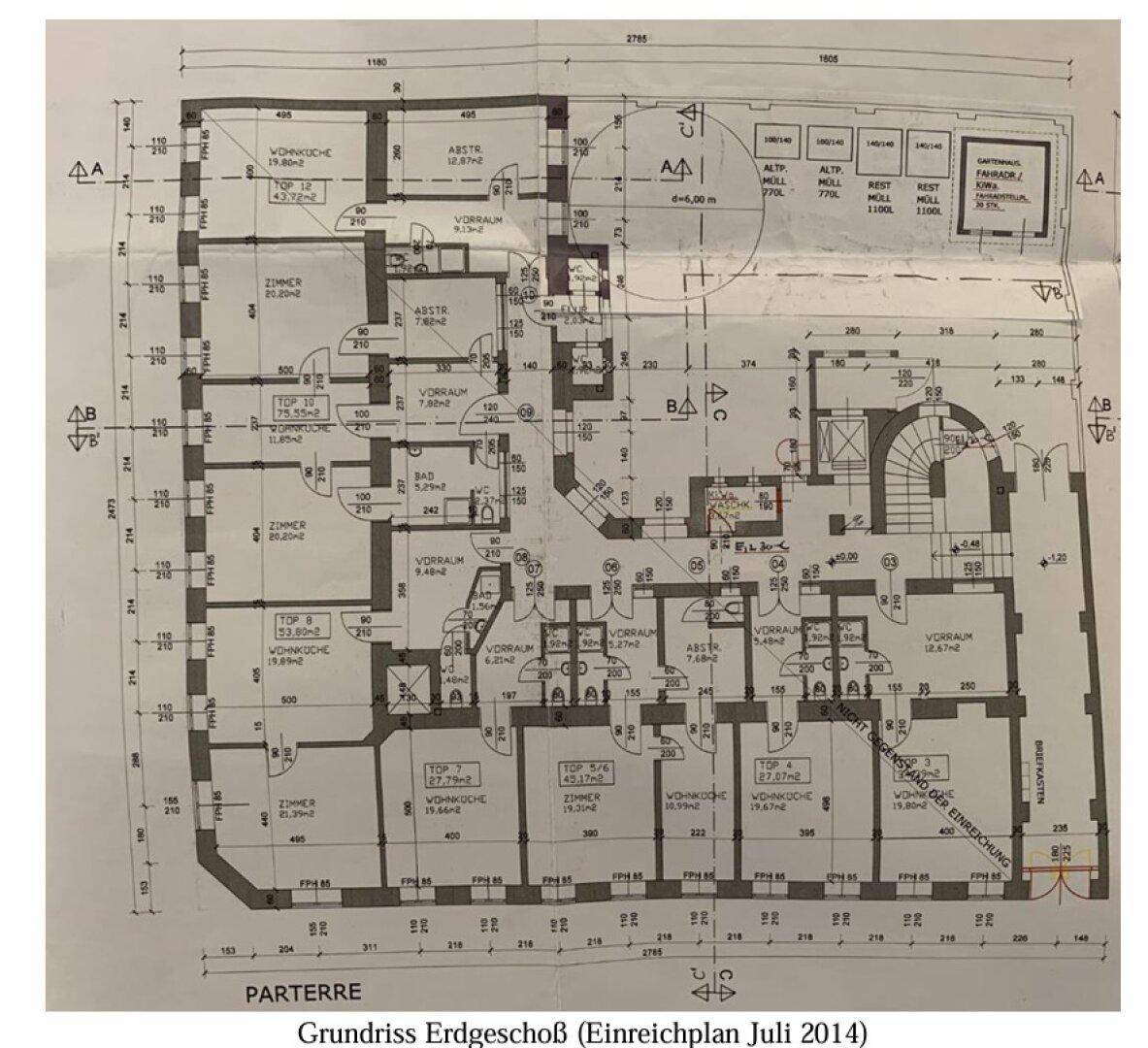 Grundriss des Erdgeschosses mit mehreren Wohneinheiten und Zugang zum Treppenhaus.