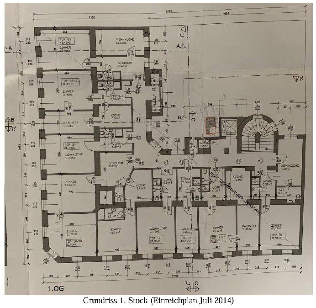 Grundriss des ersten Obergeschosses mit verschiedenen Wohnungen und funktionalen Layouts.