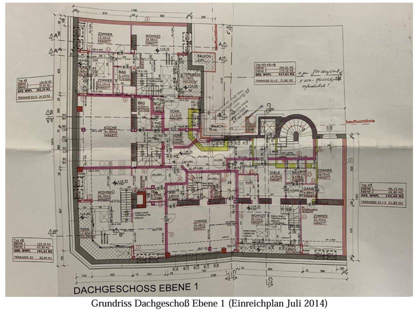 Grundriss der ersten Dachgeschossebene mit großzügigen Terrassen und Balkonen.
