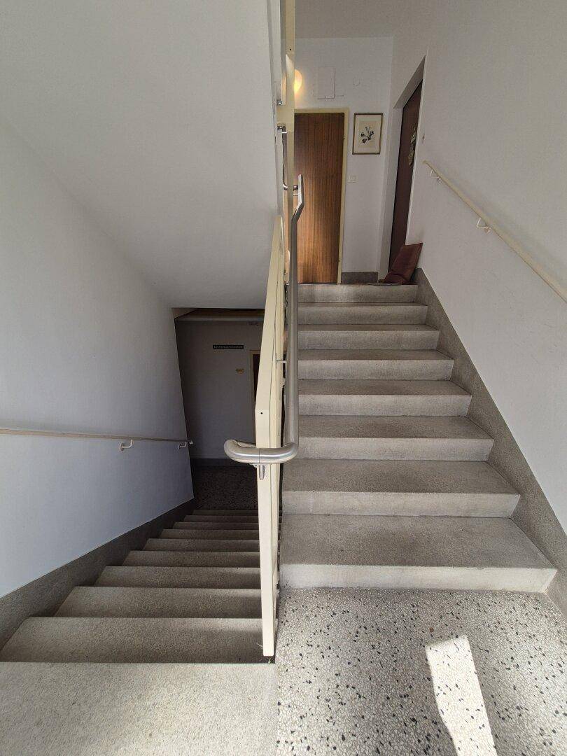 Treppenhaus mit Betontreppen und Handläufen, das die verschiedenen Etagen verbindet.