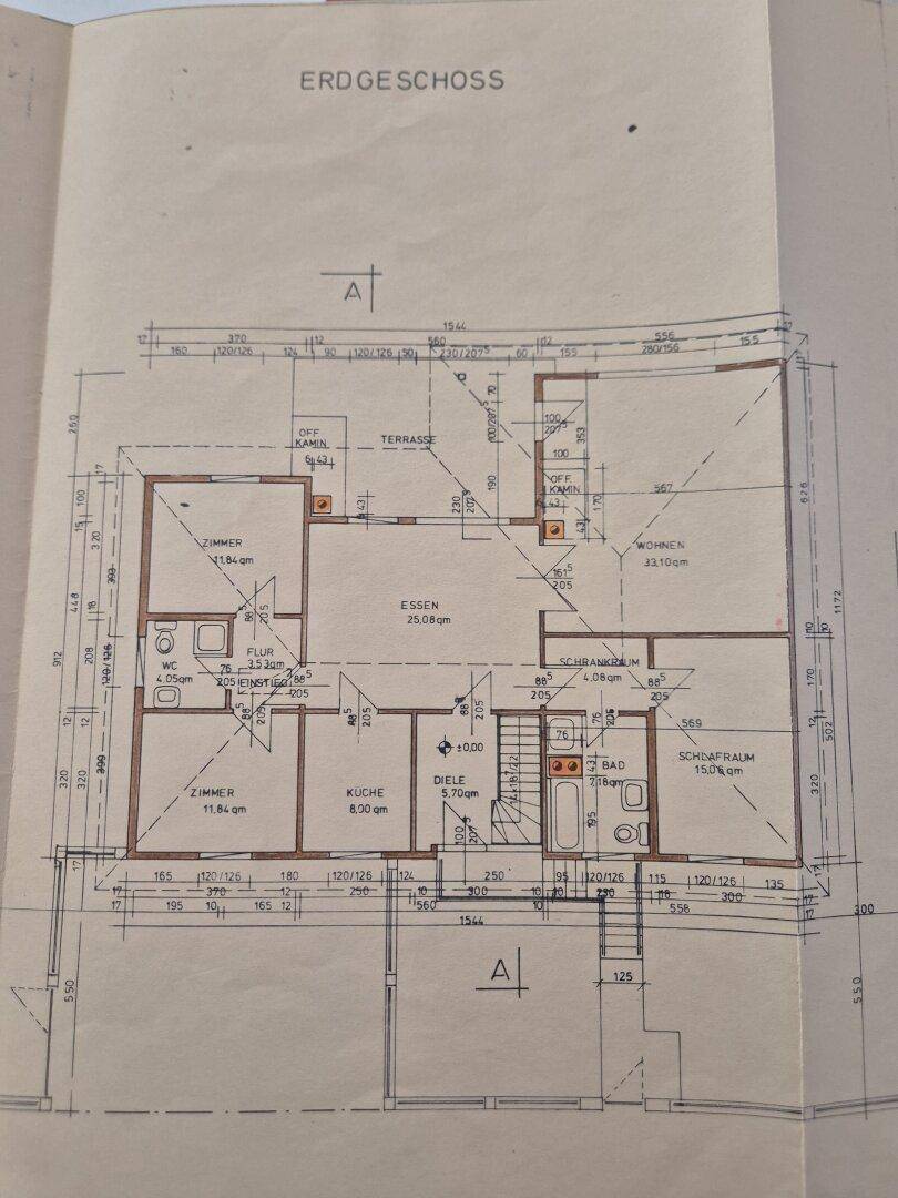 Grundriss des Erdgeschosses mit Zimmern, Küche, Essbereich, Bad und Terrasse.