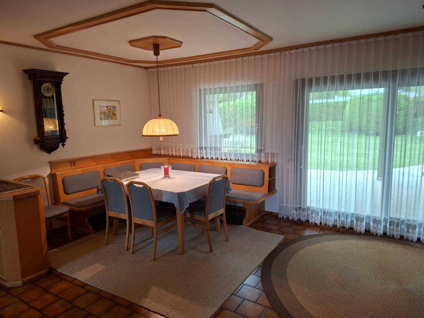Heller Essbereich mit traditioneller Eckbank und Holzelementen, ideal für Familienmahlzeiten.
