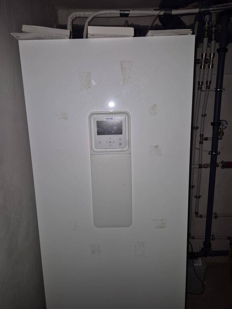 Heizungsanlage in einem Technikraum, bereit für die Inbetriebnahme des neuen Gebäudes.