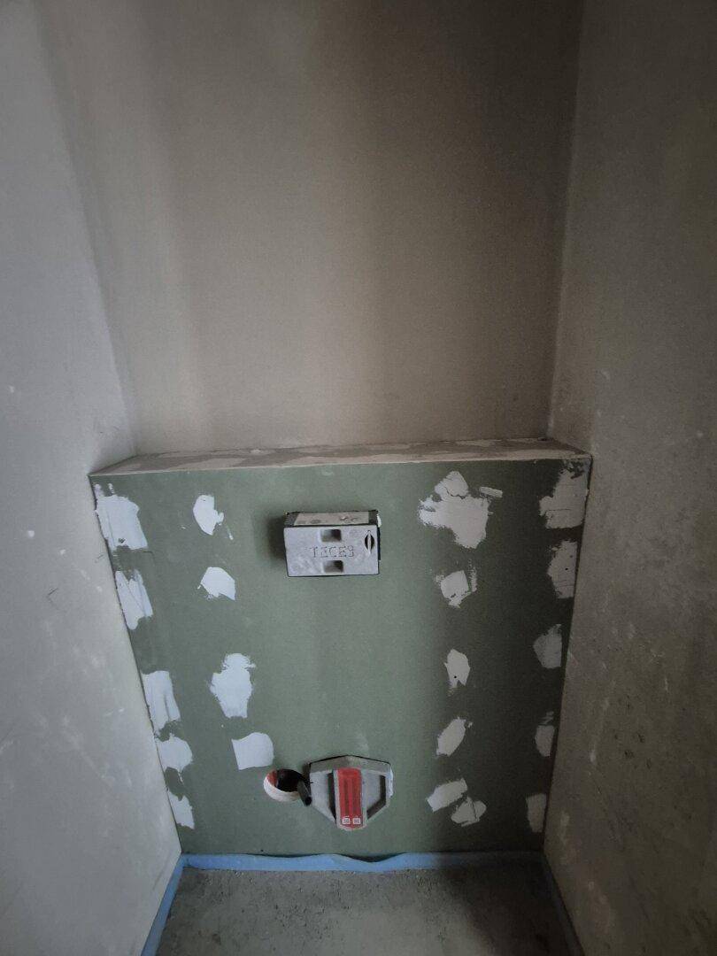 Vorbereitung für ein Wand-WC in einem unfertigen Badezimmer oder Gäste-WC im Neubau.