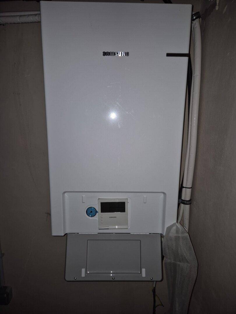 Samsung Heizungsanlage in einem Technikraum, bereit für die Installation und Inbetriebnahme.