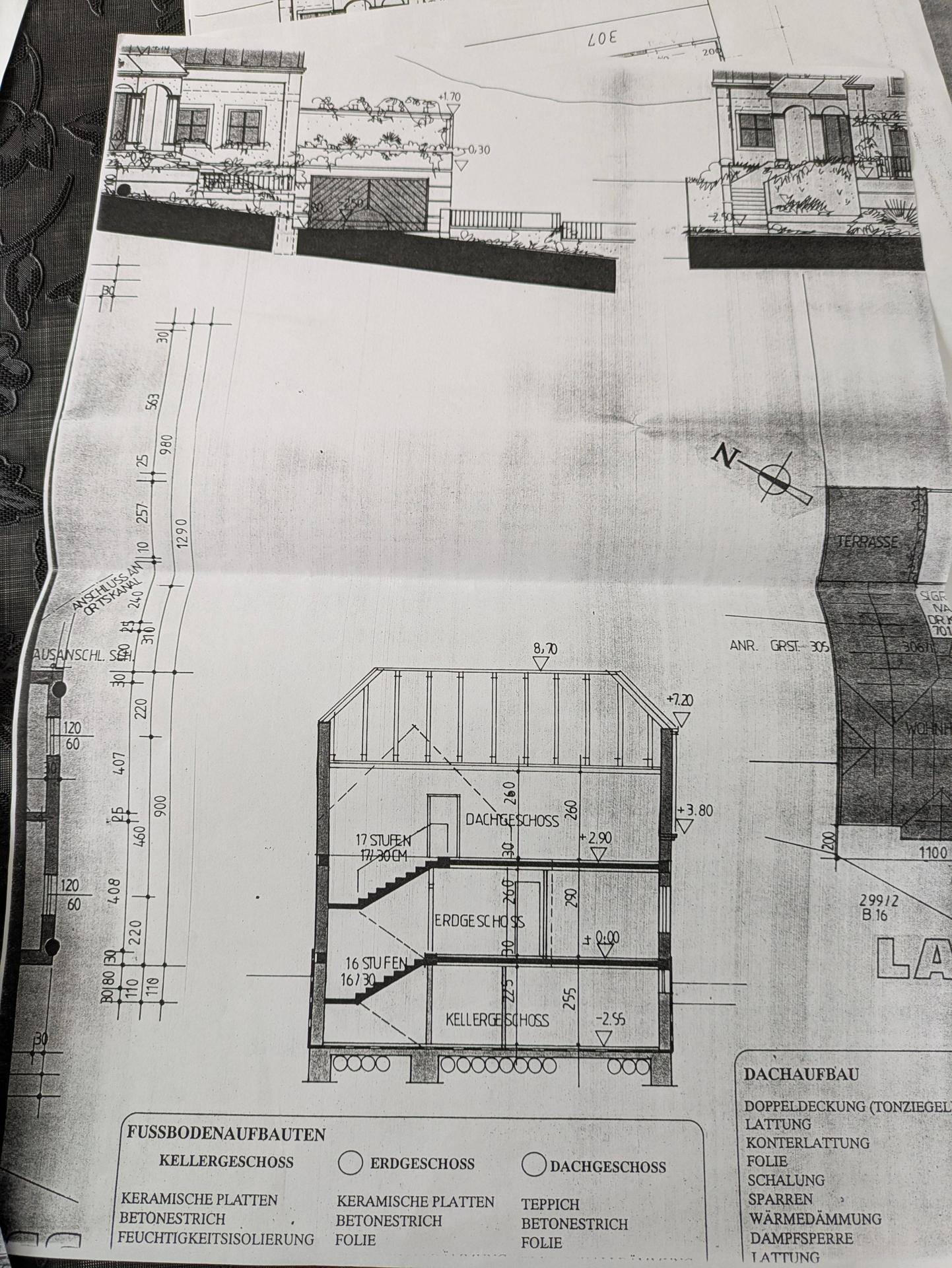Architektonischer Schnittplan, der die verschiedenen Geschosse und die Dachkonstruktion zeigt.