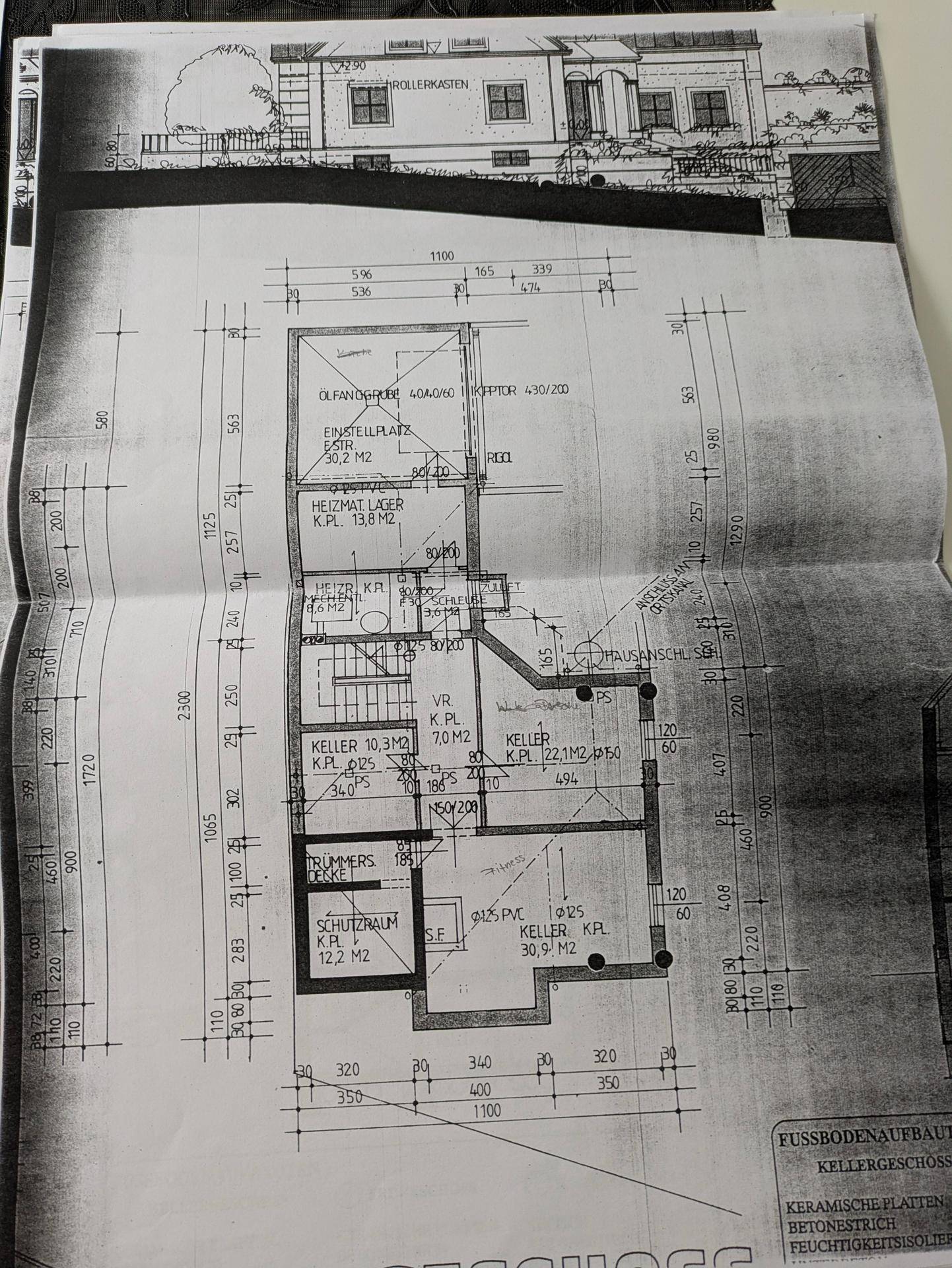 Grundriss des Kellergeschosses mit verschiedenen Kellerräumen und einem Stellplatz.
