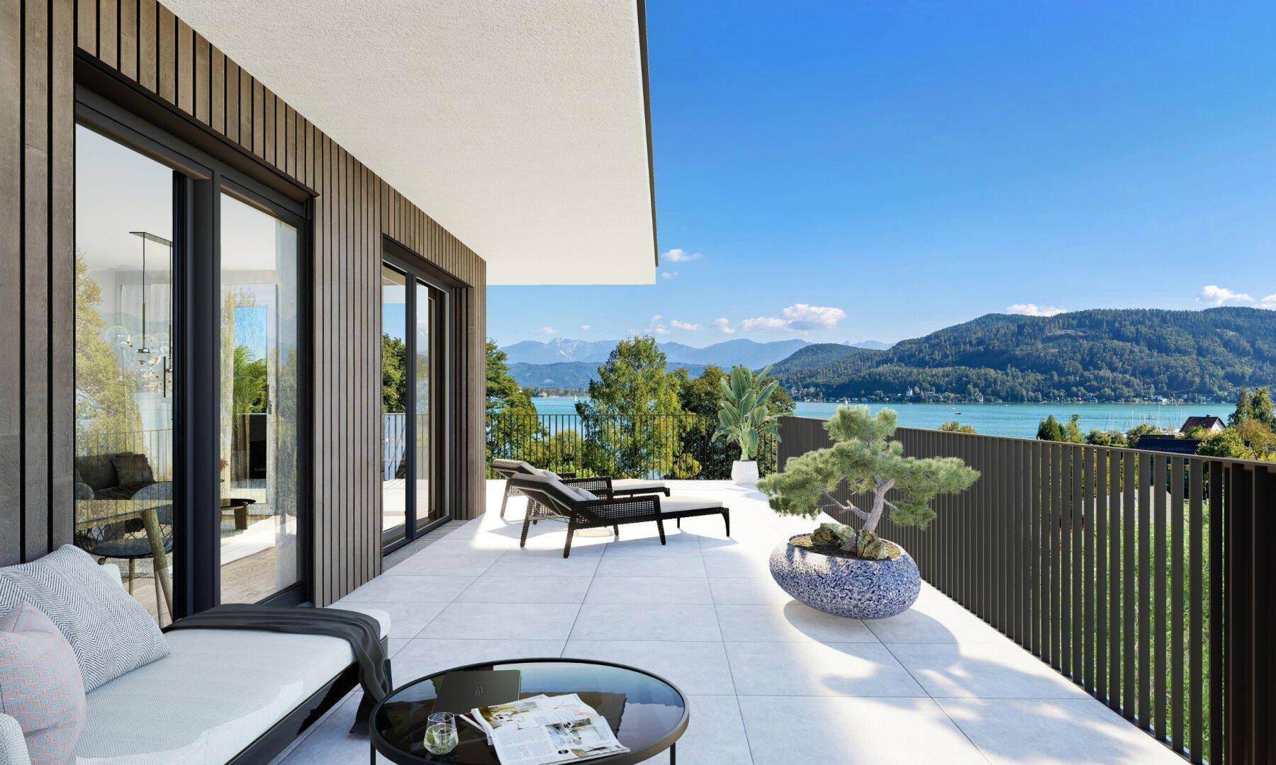 Geräumige Terrasse mit modernen Loungemöbeln und einem weiten Blick über den See und die Berge.