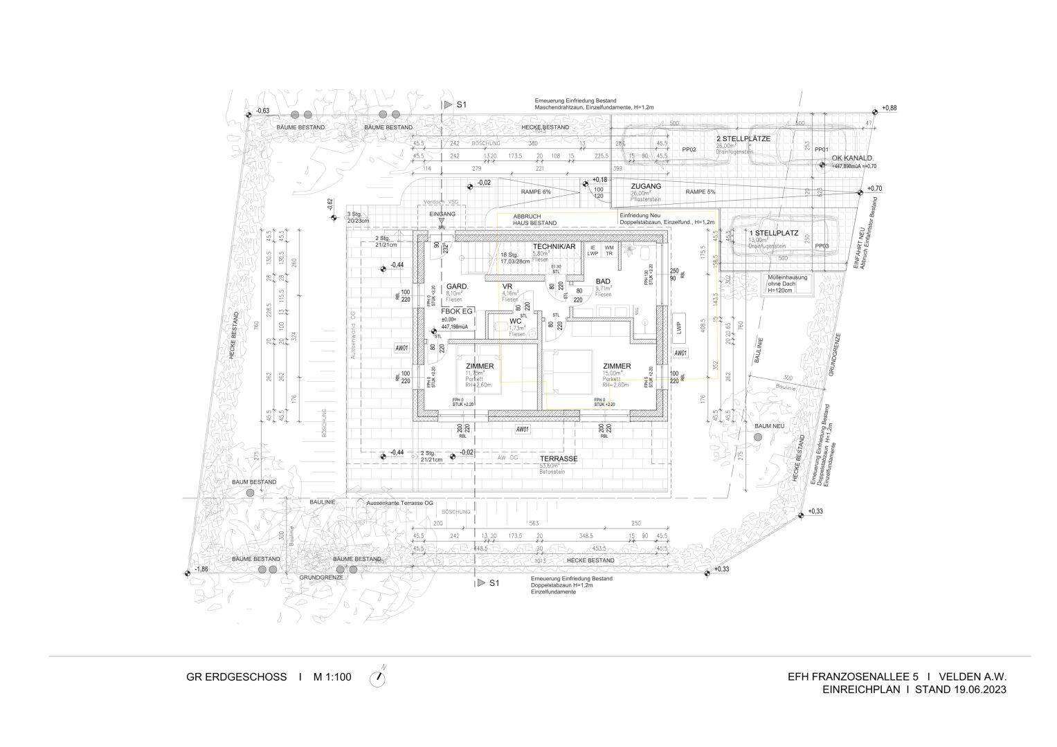 Grundriss des Erdgeschosses mit Zimmern, Terrasse und Stellplätzen.