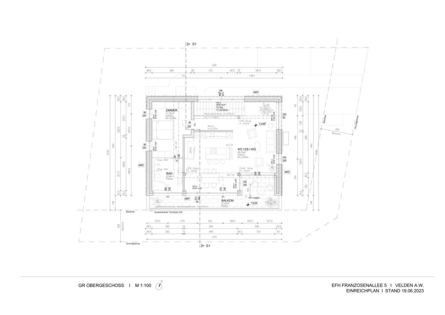 Grundriss des Obergeschosses mit offenem Wohn-Essbereich und Balkon.