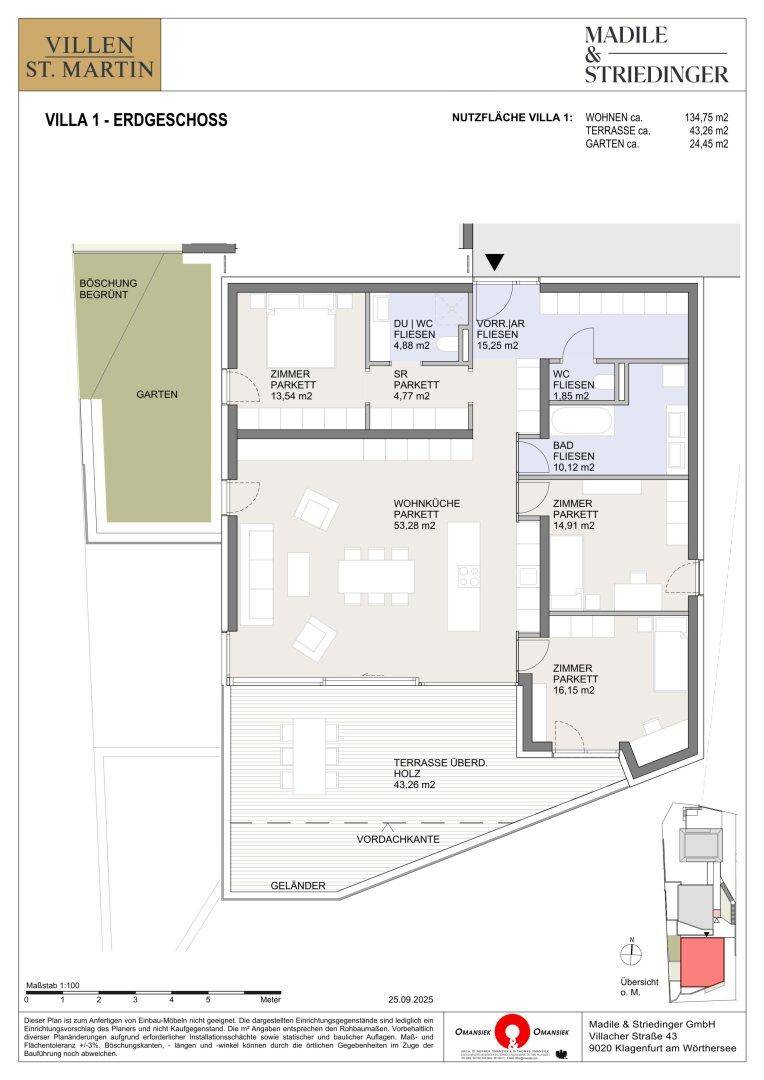 Grundriss des Erdgeschosses von Villa 1 mit Wohnküche, drei Zimmern und großer Terrasse.