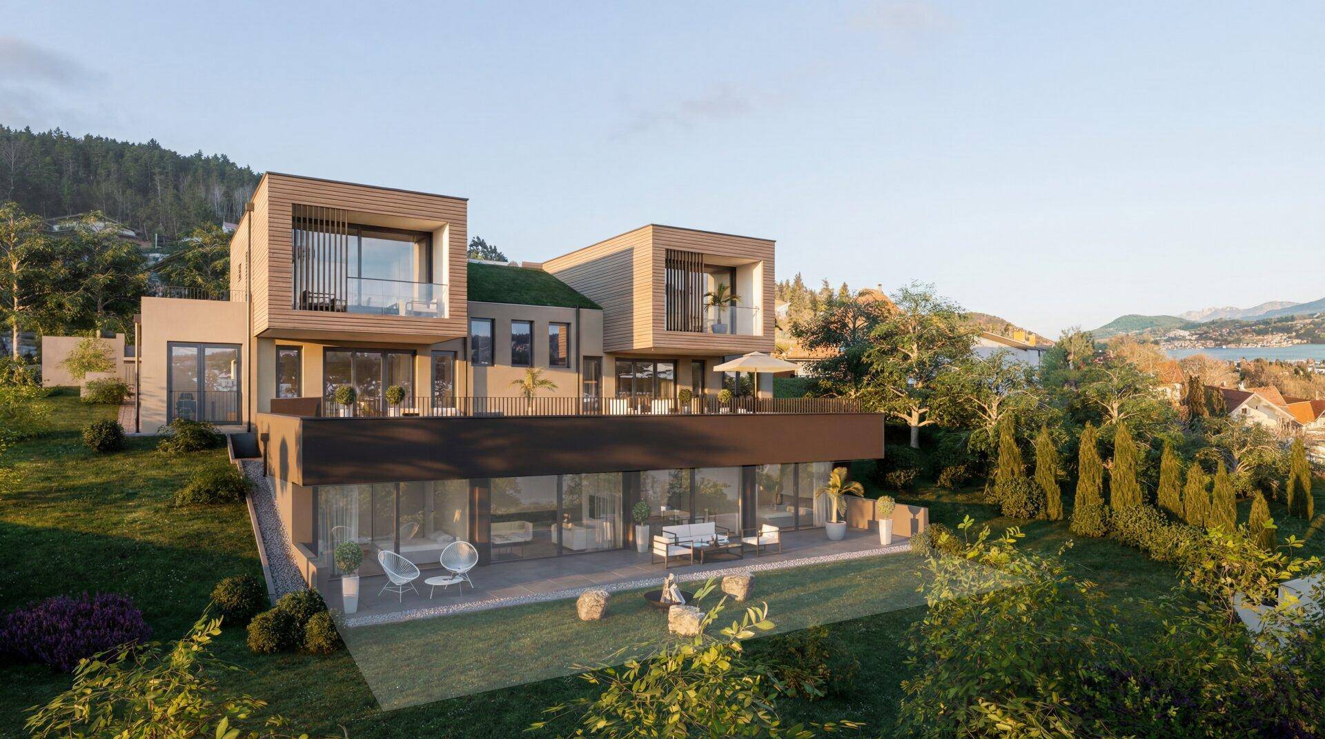 Moderne Villa mit mehreren Terrassen und großen Glasfronten, eingebettet in eine grüne Hügellandschaft.
