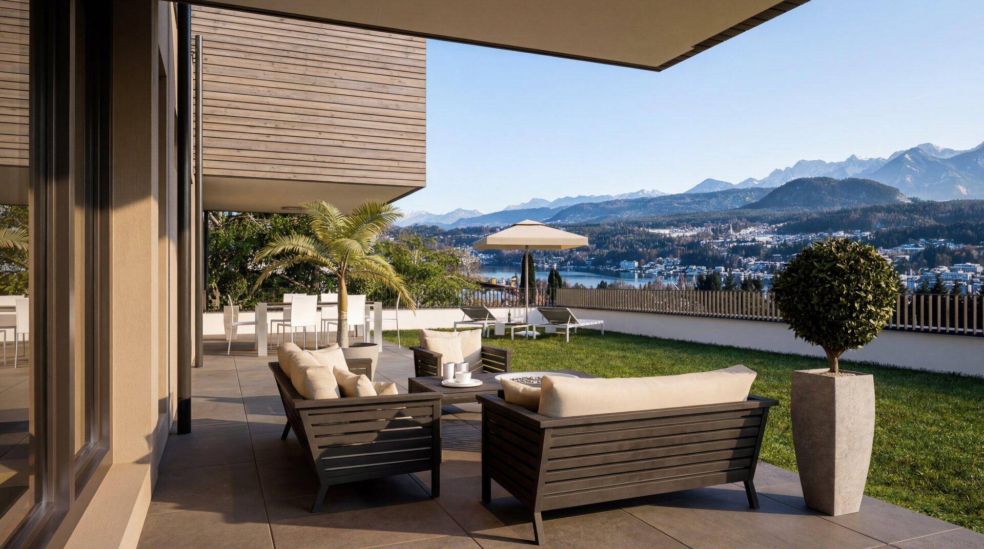 Geräumige Terrasse mit modernen Gartenmöbeln und atemberaubendem Berg- und Seeblick.