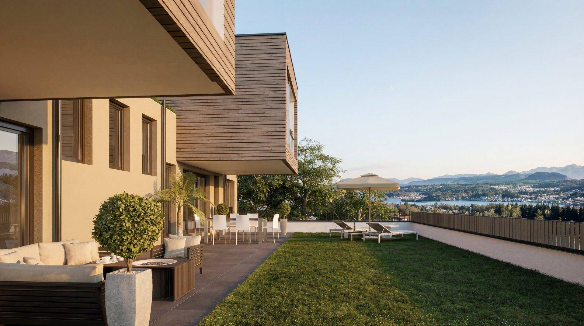 Weitläufige Terrasse mit Essbereich und Liegestühlen, bietet einen Panoramablick auf See und Berge.