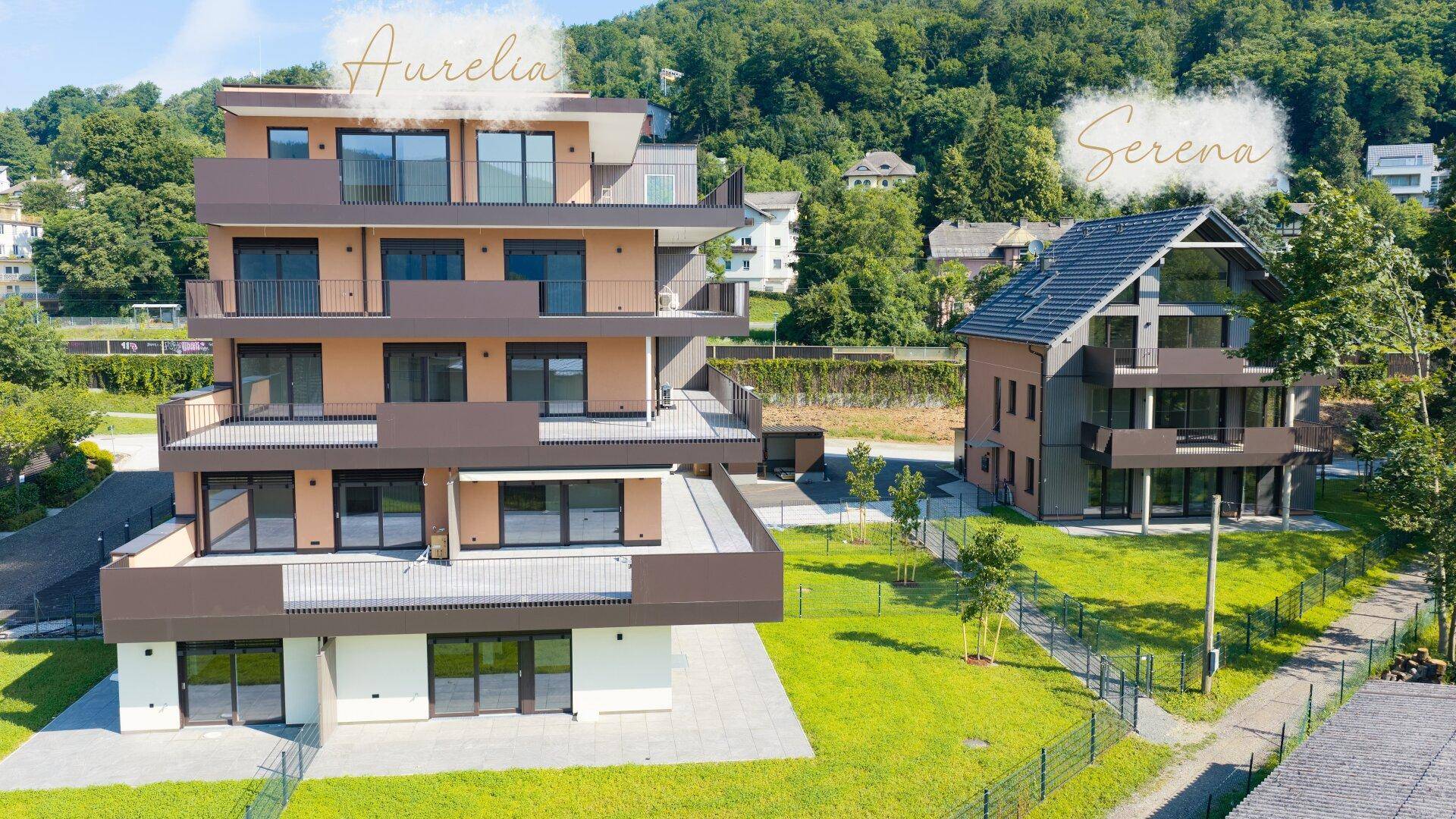 Moderne Wohngebäude "Aurelia" und "Serena" in einer grünen Umgebung mit Terrassen und Balkonen.