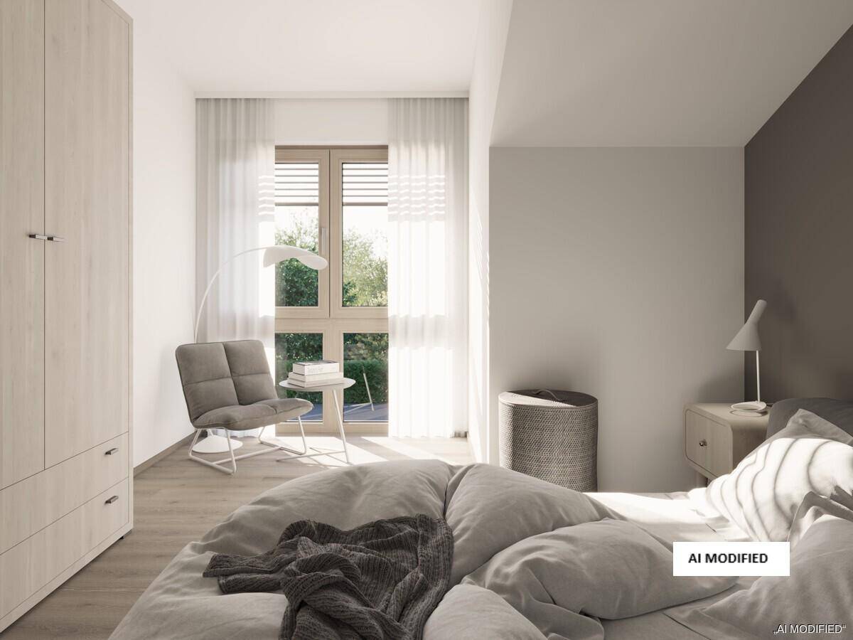Helles Schlafzimmer mit modernem Design, großem Fenster und hellem Holzschrank.