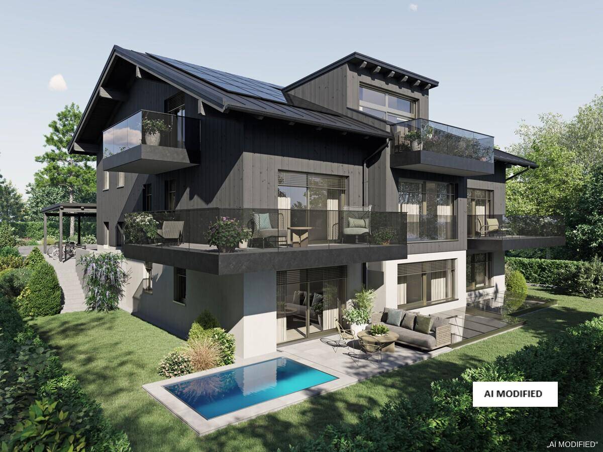 Modernes Haus mit mehreren Balkonen, Garten, kleinem Pool und Photovoltaikanlage auf dem Dach.