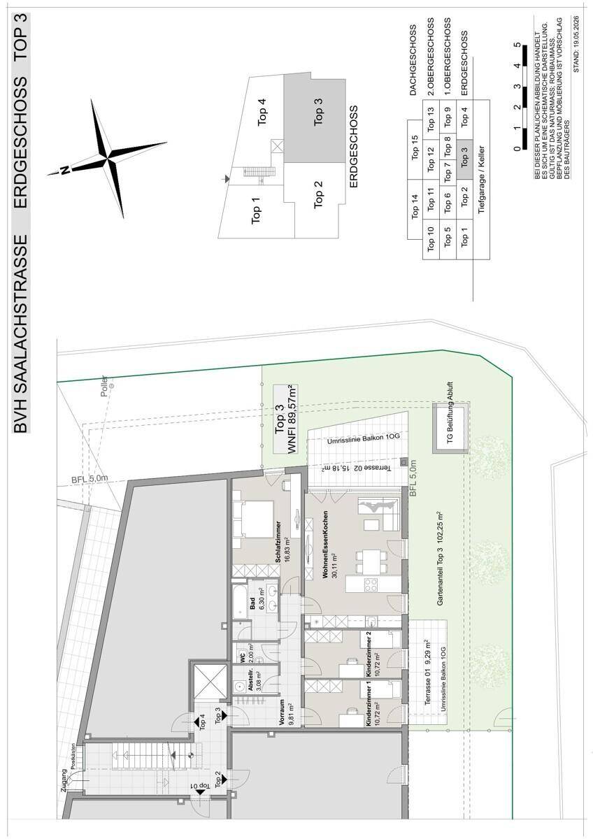 Grundriss des Erdgeschosses Top 3 mit offenem Wohn-Essbereich, drei Schlafzimmern und Terrasse.