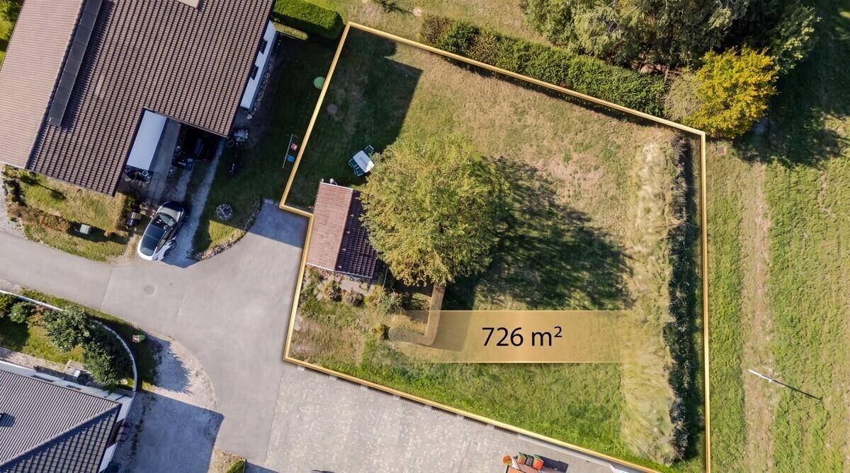 Luftaufnahme eines Grundstücks mit gelber Umrandung und Größenangabe in einer Wohnsiedlung.