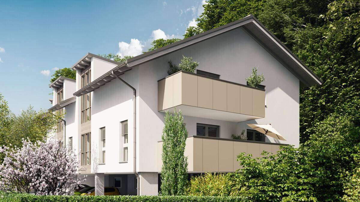 Seitenansicht eines modernen Wohngebäudes mit mehreren Balkonen und umgebender Natur.