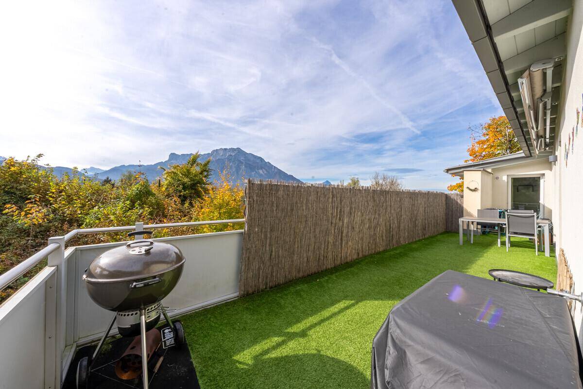 Weitläufiger Balkon mit Grill und atemberaubendem Panoramablick auf die umliegende Bergwelt.