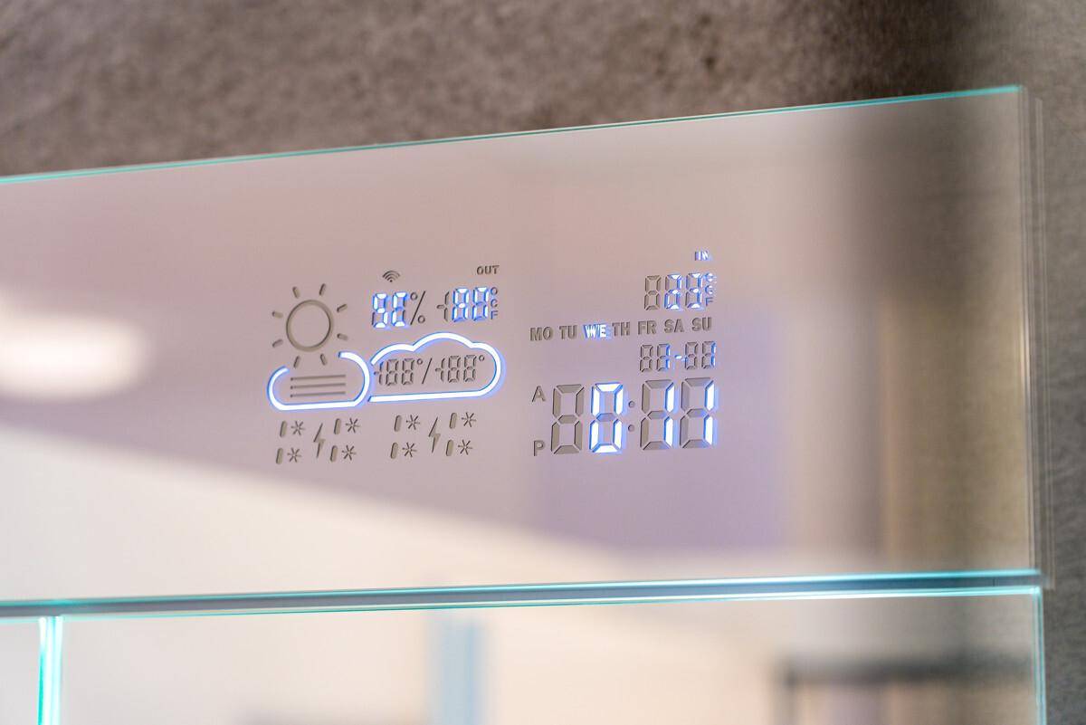 zeigt Wetter/Temperatur an