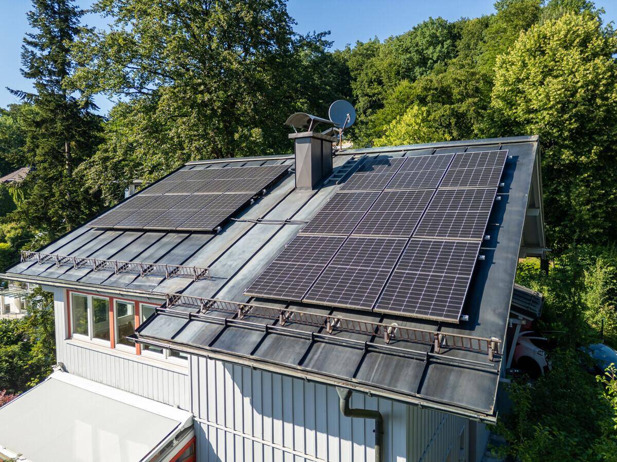 Nahaufnahme des Daches mit installierten Photovoltaik-Modulen zur Energiegewinnung.
