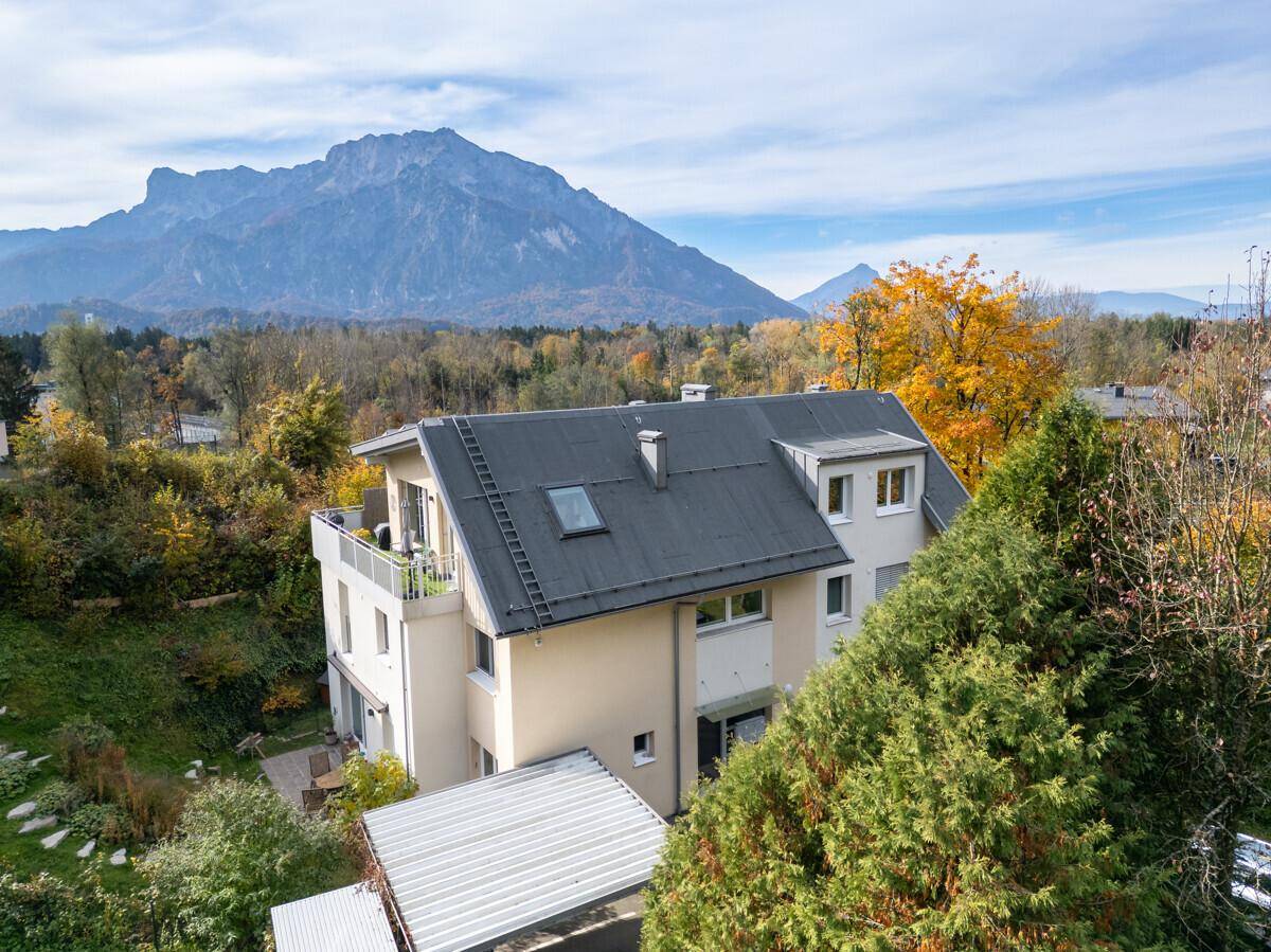 Panoramablick aus der Vogelperspektive auf das Gebäude mit Dach und die beeindruckende Bergkulisse.