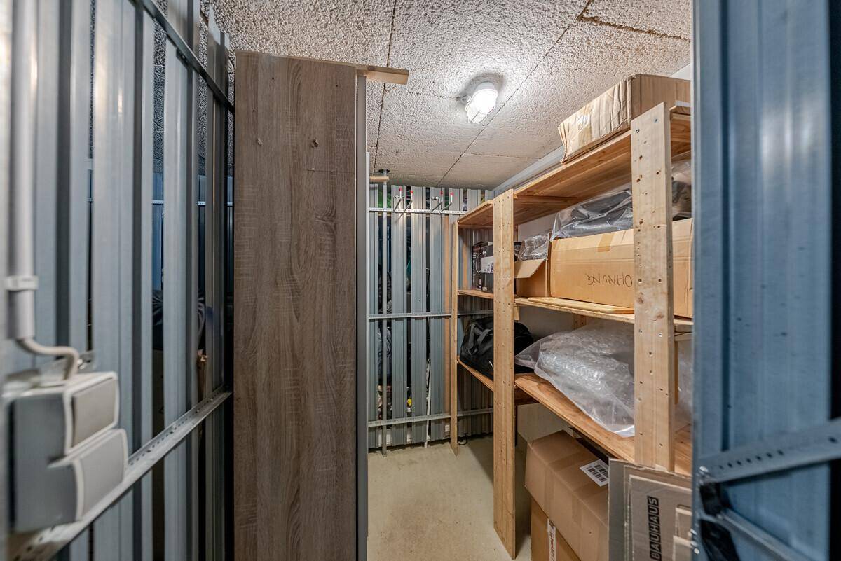 Praktischer Abstellraum mit Holzregalen und ausreichend Stauraum für Gegenstände.