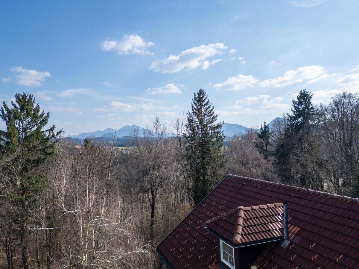 Panoramablick auf die majestätische Bergkette über den Dächern der Häuser.