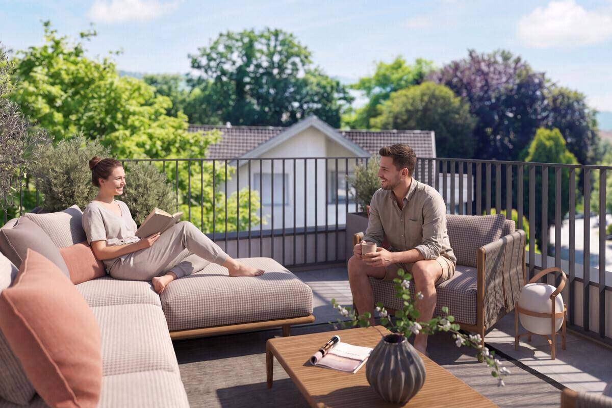 Sonnige Terrasse mit bequemen Lounge-Möbeln und weitem Blick ins Grüne.