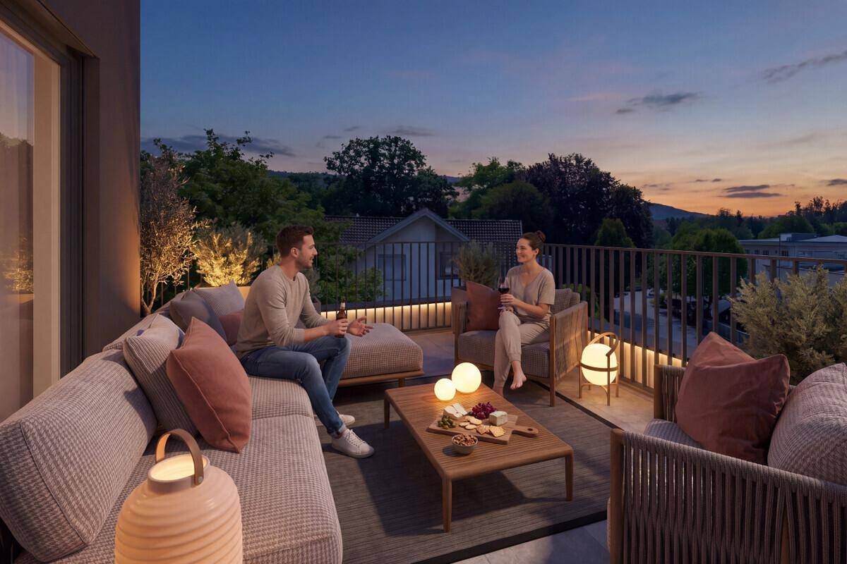 Stimmungsvolle Terrasse am Abend mit bequemen Loungemöbeln und sanfter Beleuchtung.
