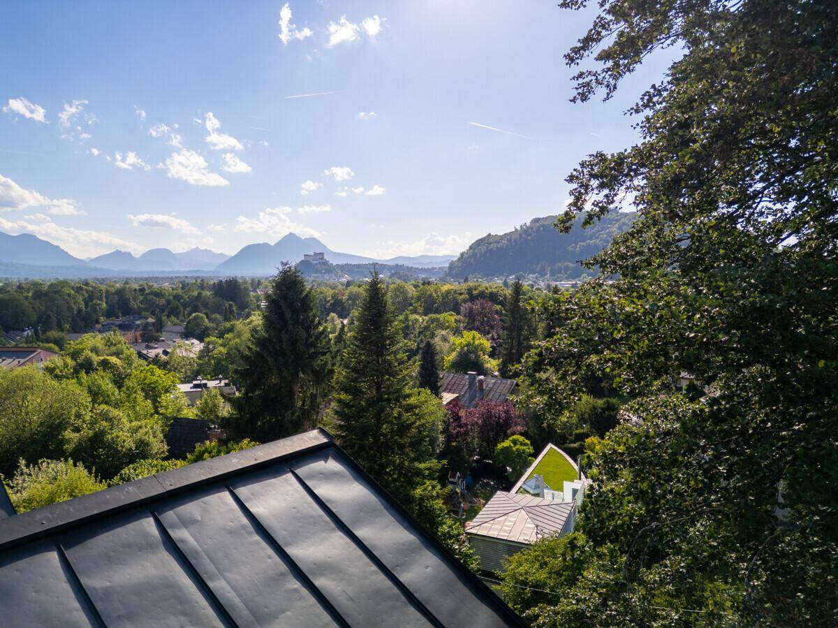 Dachansicht des Hauses mit weitem Blick über die Baumwipfel und die Berglandschaft.