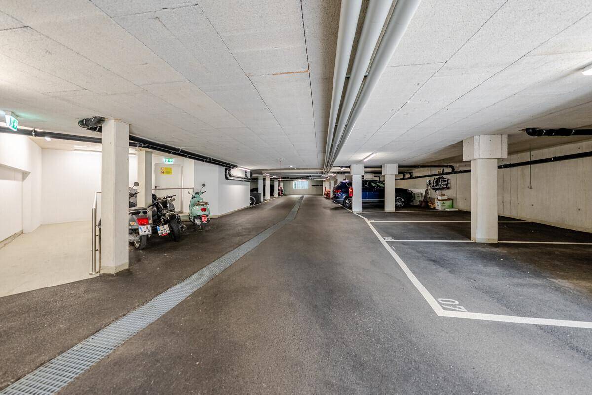 Geräumige Tiefgarage mit markierten Stellplätzen und ausreichend Platz für Fahrzeuge.